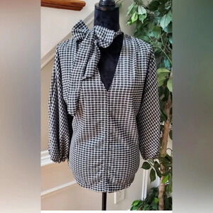 Max Studio Self Tie V neck Blouse, size Small